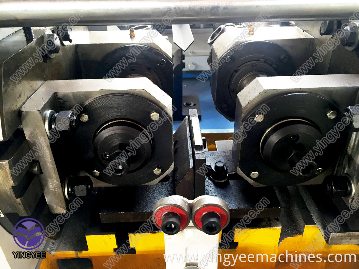 High speed solid barthreadrollingmachine withthreadroller